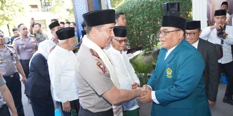 Ketua DPW LDII Jatim Amrodji Konawi menyampaikan dukungan ke Kapolri Jenderal Suyudi Ario Seto. Dukungan itu disampaikan pada Silaturahim Kamtibmas Kapolri Bersama Ulama se-Jawa Timur, Sabtu (17/10/2026). Foto: LINES.