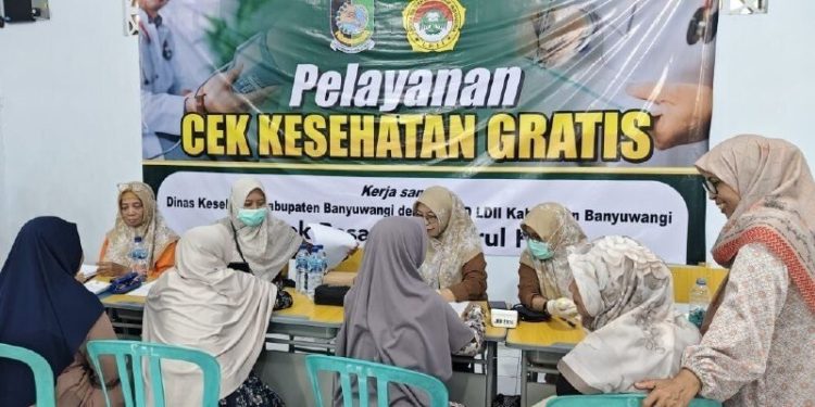 Warga mengikuti cek kesehatan gratis dari LDII Banyuwangi bekerjasama dengan Dinkes dan FKKI. Foto: LINES.