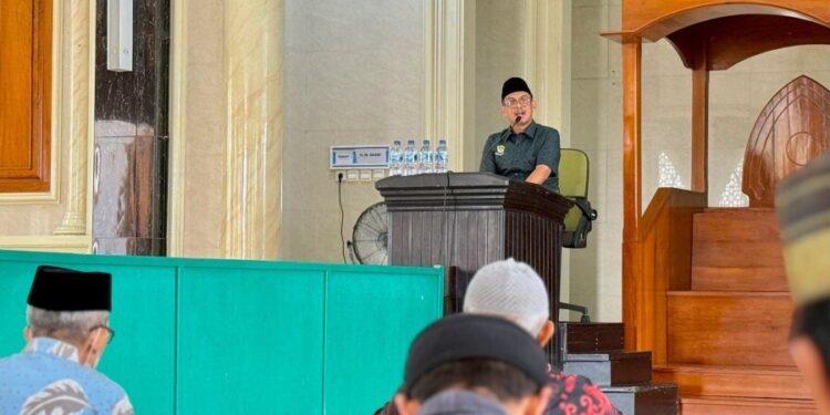 Ketua DPD LDII Kota Bontang, Anton Kuswanto mengingatkan warga terkait ‘Etika Bermedia Sosial’ pada Minggu (11/10). Foto: LINES.