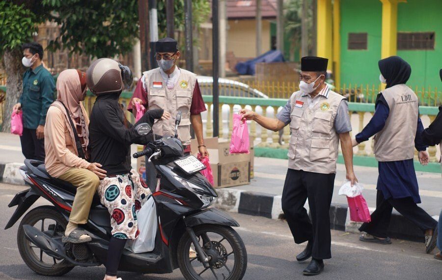 DPD LDII Kabupaten Musi Banyuasin (Muba) melalui warga LDII Kelurahan Kayuara membagikan masker gratis. Foto: LINES.