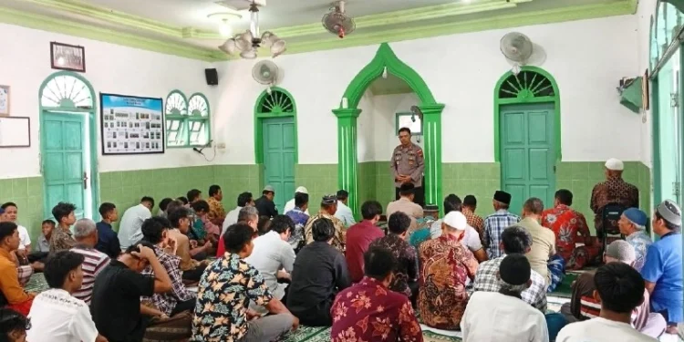 Kapolsek Pedan, Ajun Komisaris Polisi (AKP) Nyoto berdialog dengan warga melalui program Jumat Curhat di Masjid Al Barokah LDII, Pedan, Kabupaten Klaten, Jawa Tengah. Foto: LINES