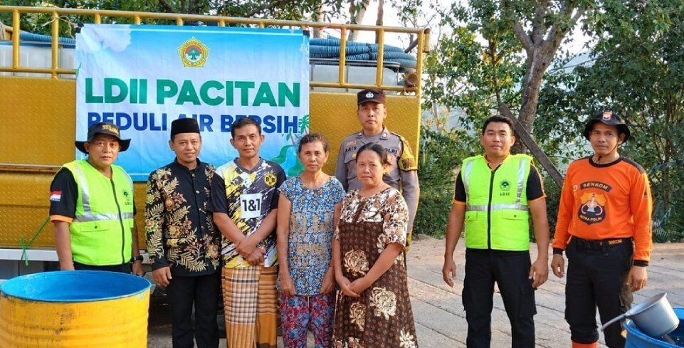 LDII Pacitan membantu penyaluran air bersih di Dusun Krajan. Foto: LINES.
