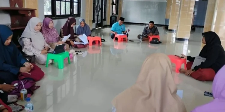 Biro Pemberdayaan Perempuan dan Kesejahteraan Keluarga (PPKK) DPW LDII Papua Barat menggelar rapat kerja di Masjid Al-Ikhlas, Kampung Udapi Hilir, Distrik Aimasi, Manokwari, Papua Barat. Foto: LINES