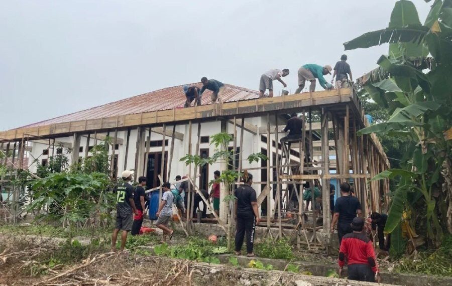 PC LDII Tanjung Palas bergotong royong bangun Gedung Serbaguna Al Mukmin. Foto: LINES.
