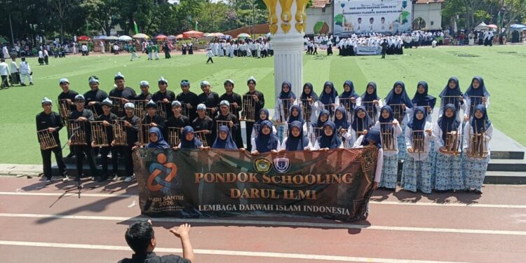 Pondok Schooling Darul Ilmi menampilkan musik angklung pada peringatan HSN di Kabupaten Bandung. Foto: LINES.