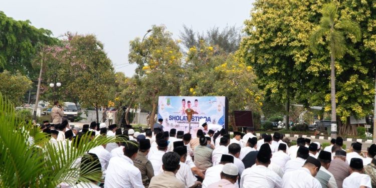 Ponpes Sumber Barokah Karawang mengikuti salat istisqa bersama Pemkab Karawang. Foto: LINES.