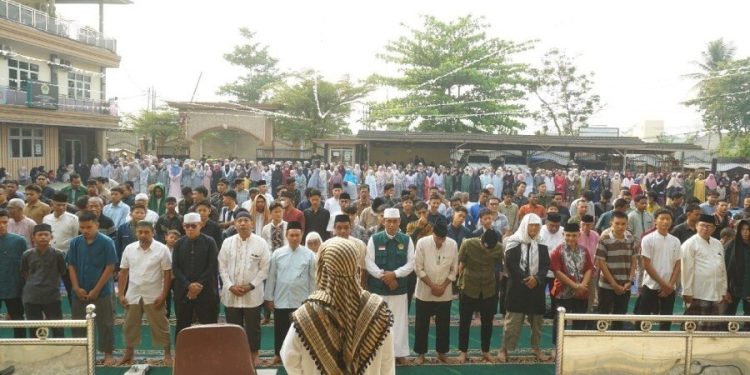LDII Palembang menggelar salat istisqa menghadapi dampak kabut asap kebakaran. Foto: LINES.