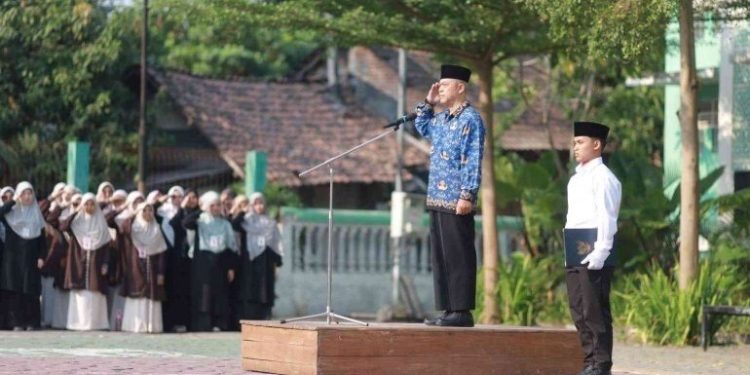 Ponpes Millenium Alfiena Lengkong, Kabupaten Nganjuk, menggelar upacara peringatan Hari Kesaktian Pancasila. Foto: LINES.