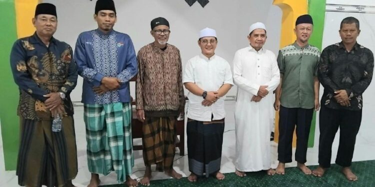 Wakil Ketua MUI Nunukan mengapresiasi kebersihan masjid LDII Tulin Onsoi, Nunukan saat berkunjung. Foto: LINES.