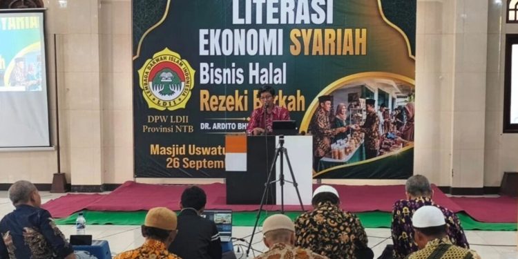 Sekretaris Majelis Pakar DPP LDII, Ardito Bhinadi, saat menyampaikan materi ekonomi syariah. Foto: LINES