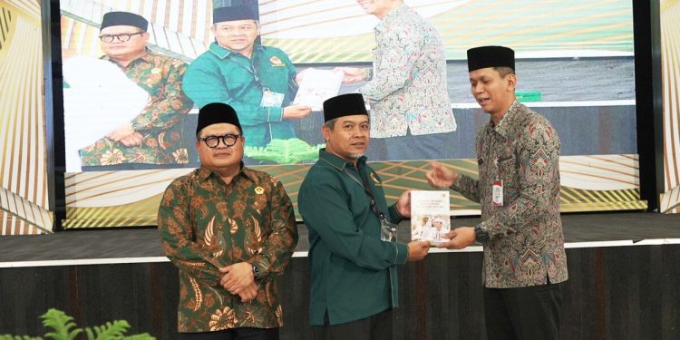Gubernur Kalimantan Barat (Kalbar), Ria Norsan berfoto bersama Susanto, Ketua DPW LDII Kalbar. Foto: LINES