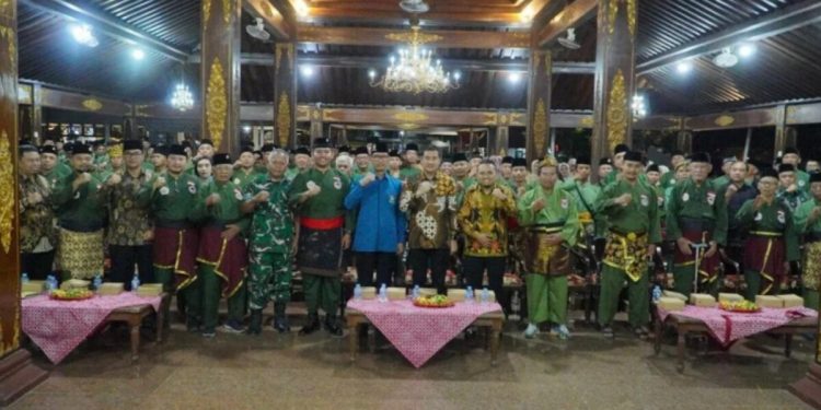 Pelaksana Tugas Bupati Sukoharjo Eko Sapto Purnomo bersama Ketua DPD LDII Kabupaten Sukoharjo Dalono Abdul Rosyid dan Ketua Cabang Persinas ASAD Sukoharjo Anggi Suryo Kusumo menghadiri pelantikan Persinas ASAD Kabupaten Sukoharjo masa bakti 2026–2031 di Graha Satya Praja, Kabupaten Sukoharjo, Sabtu (19/9/2026). Foto: LINES