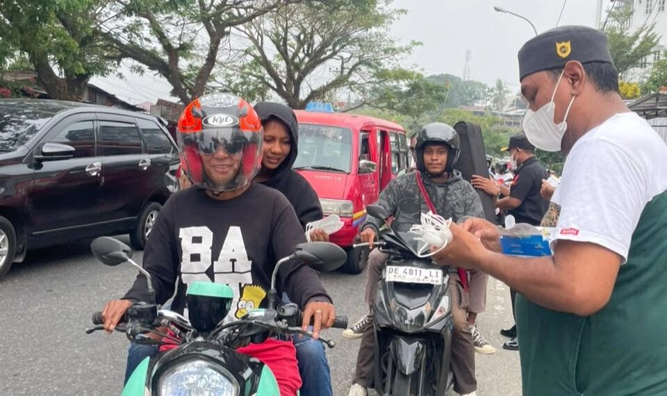 DPW LDII Provinsi Maluku membagikan 1.500 masker kepada para pelintas di Jalan Jenderal Sudirman, Kota Ambon. Foto: LINES
