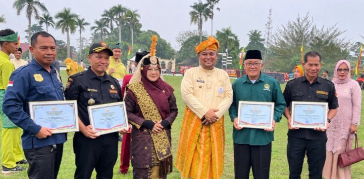 DPD LDII Kabupaten Siak menerima penghargaan dari Pemkab atas kontribusi yang diberikan dalam kehidupan bermasyarakat dan pembangunan daerah. Foto: LINES