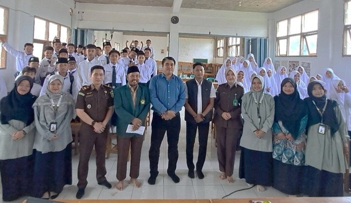 Kejaksaan Negeri (Kejari) Rejang Lebong menghelat program Jaksa Masuk Sekolah bagi siswa SMP IT Akhlaqul Karimah, naungan DPD LDII Rejang Lebong. Foto: LINES