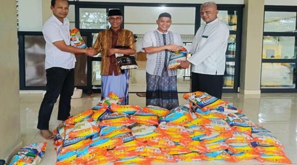 Wakil Kepala Badan Pengusahaan (BP) Batam, Li Claudia Chandra menyerahkan bantuan 2,5 ton beras bagi untuk masjid naungan LDII, di delapan kecamatan, di Kota Batam. Foto: LINES