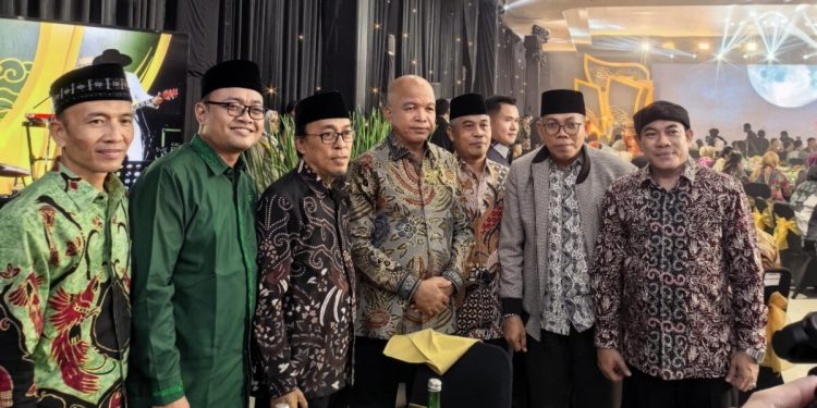 Sekretaris DPW LDII Jabar (ujung kiri-batik hijau) bersama tokoh-tokoh masyarakat dan Kapolda Jabar Irjen Pol. Hengki dalam acara Lepas Sambut. Foto: LINES