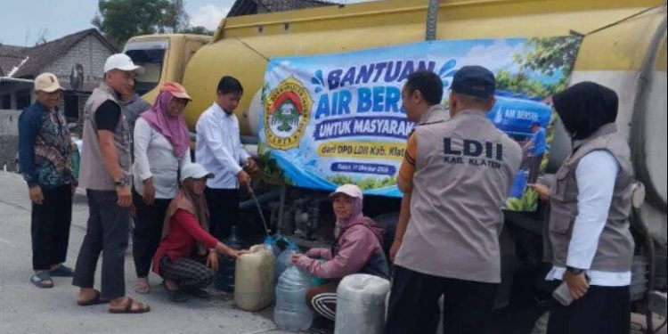 DPD LDII Kabupaten Klaten menyalurkan bantuan air bersih kepada warga Desa Tegalmulyo, Kecamatan Kemalang, Kabupaten Klaten, Jawa Tengah. Foto: LINES
