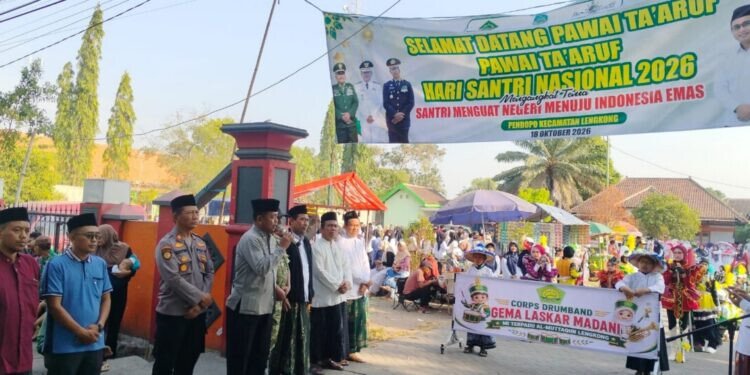 Ratusan santri dari berbagai lembaga pendidikan Islam dan pondok pesantren di Kecamatan Lengkong, Kabupaten Nganjuk, Jawa Timur, mengikuti Pawai Ta’aruf untuk memperingati Hari Santri Nasional (HSN) 2026. Foto: LINES