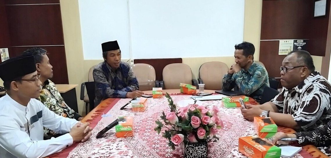 Ketua DPW LDII DIY Atus Syahbudin hadir bersama Wakil Ketua Nanang Dwi Antoro dan pengurus Biro PKD Endri Sulistyo. Foto: LINES