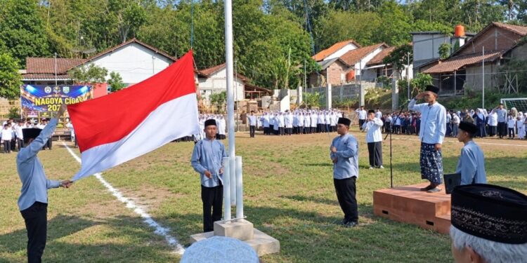 Upacara Peringatan Hari Santri di Lapangan SB Al Manshurin, Dusun Nagog, Desa Linggapura, Kecamatan Tonjong, Kabupaten Brebes. Foto: LINES