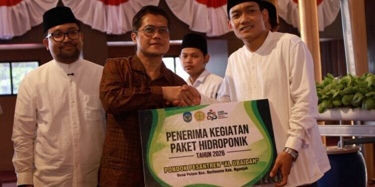 BAZNAS Kabupaten Nganjuk menyalurkan bantuan paket hidroponik melalui program Santri Tani. Foto: LINES