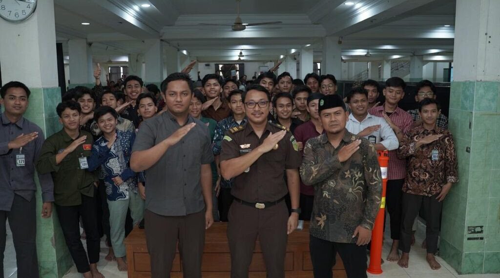 Kejaksaan Negeri (Kejari) Nganjuk membekali santri Pondok Pesantren (Ponpes) Al Ubaidah Kertosono dengan pemahaman hukum, pencegahan perundungan, dan wawasan kebangsaan. Foto: LINES