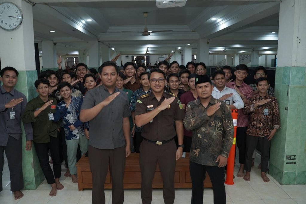 Kejari Nganjuk Bekali Santri Al Ubaidah Kesadaran Hukum dan Wawasan Kebangsaan